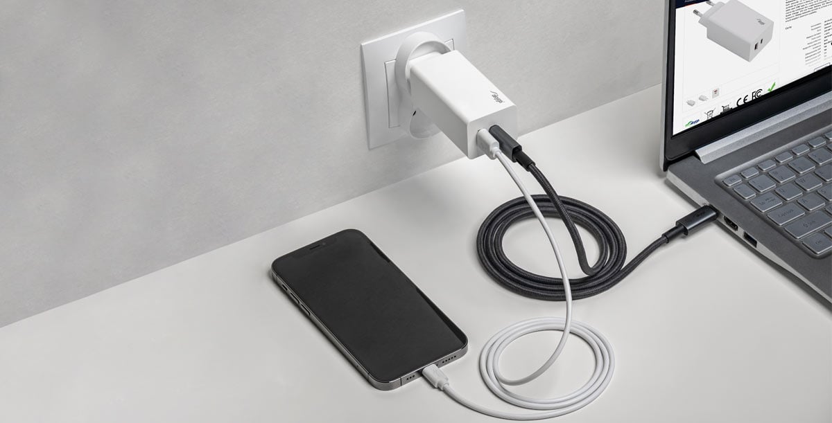 Akyga USB-C charger to charge your laptop and smartphone